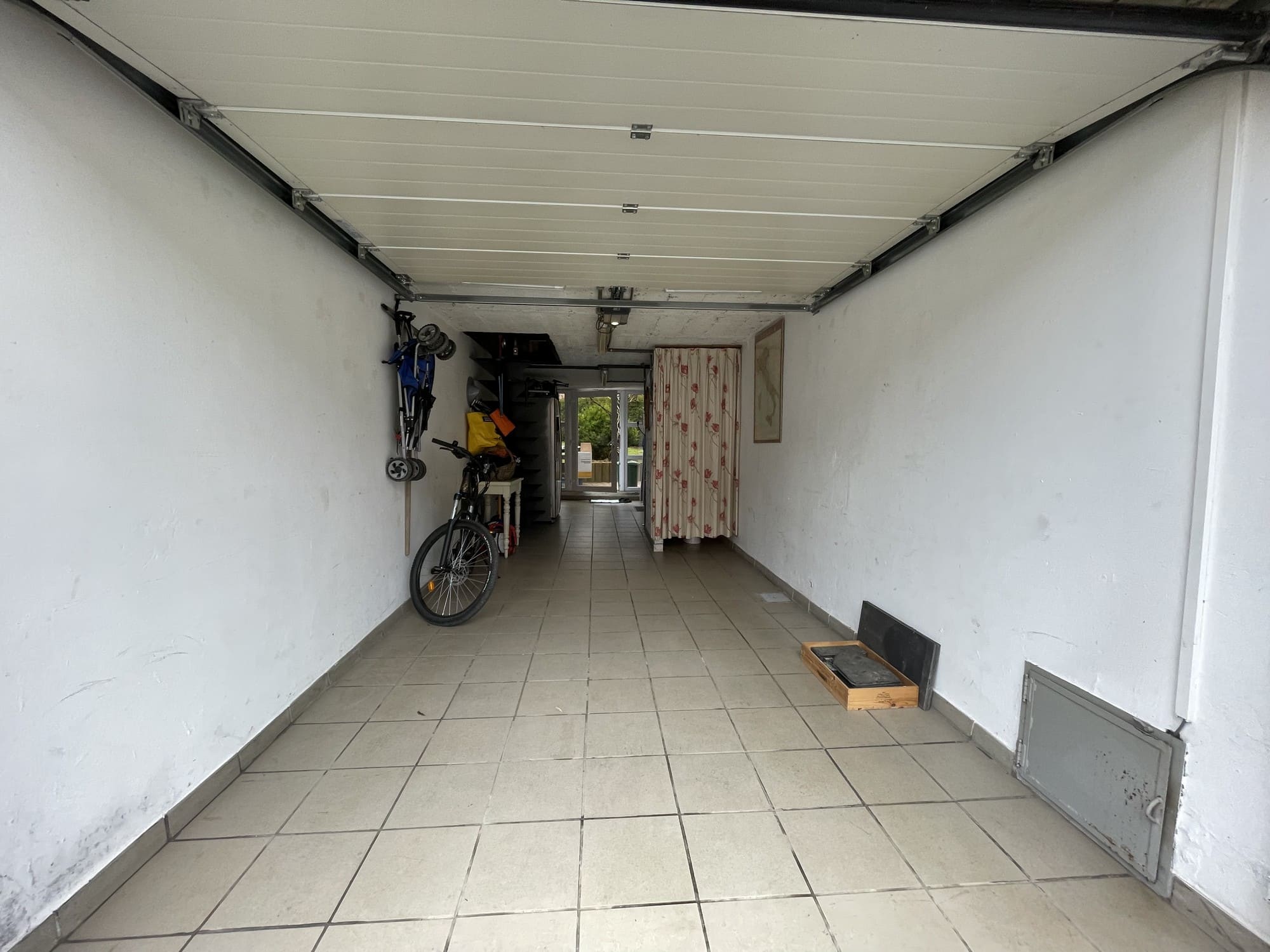 Maison d'habitation avec jardin et garage